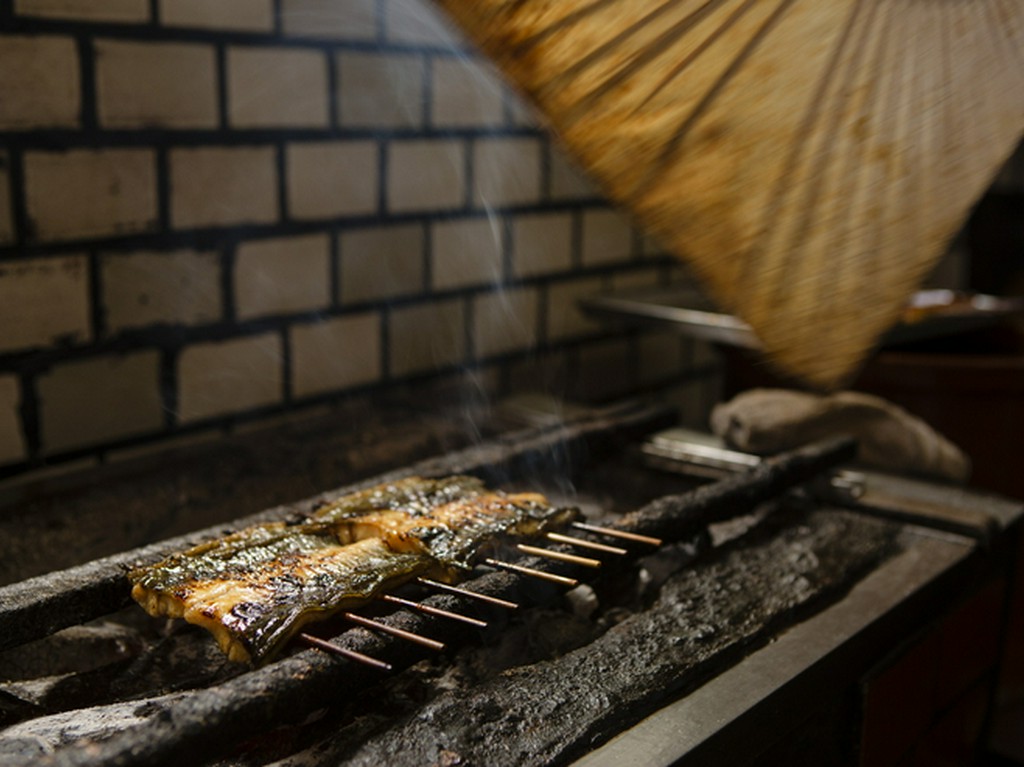 6代目の目利きが光る、タレに合う鰻を備長炭で焼き上げる