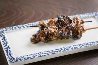 芳しさと苦み、タレの味に、思わず酒も進む『肝焼き』