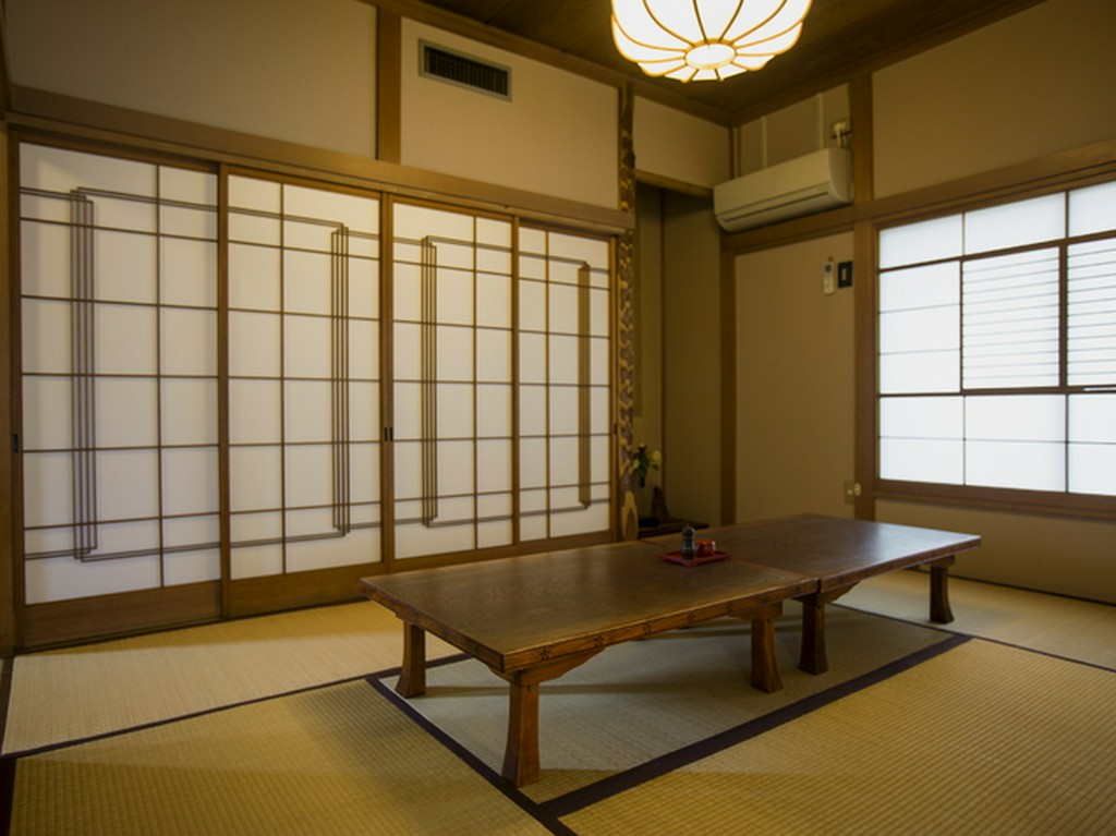 昭和の香り漂う空間で楽しむ、老舗の味と昭和の空間