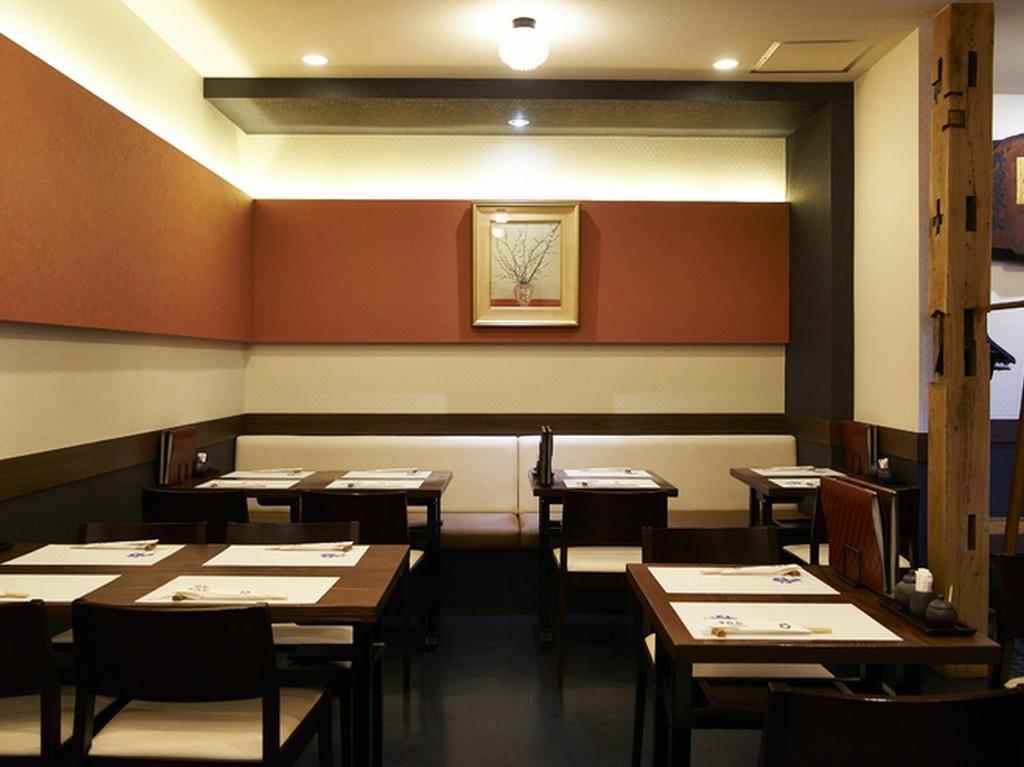 あらゆる場面で利用できるモダンで落ち着いた店内