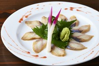 生鰻を秘伝の酢で締めて、梅肉ソースを合わせた名物料理。趣の異なる二種類の酸味が、さっぱりとしていながら鰻のおいしさを存分に引き立てます。