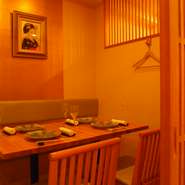 グルメな常連のお客様から、繁盛を祈願して、プレゼントしていただた京都の舞妓が描かれている日本画が飾られている個室席。大切なゲストをおもてなしするのに相応しい和みの食空間となっております。
