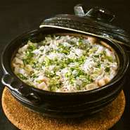 生海苔を薄甘く炊いたものに最高級のウニを添えて、おろしたての本山葵と供にお召しがりください。
