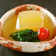 契約農家から届く新鮮なお野菜をそれぞれの持ち味が活きるように炊き上げた野菜がご馳走の逸品です。