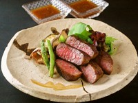 分厚くカットした霜降り黒毛和牛サーロインを表面はこんがり中は綺麗なロゼに香ばしく焼き上げます。