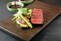 繊細で柔らかな赤身肉の和牛ヒレステーキをジューシーに焼き上げて、いと家特製の濃厚なテリヤキバルサミコソースで、召し上がっていただきます！
