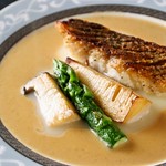 いと家の魚介のメインはフレンチ風にソースを効かせた一皿。
