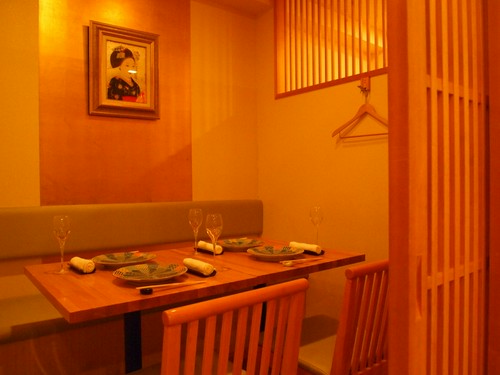 京都の舞妓が描かれてる日本画が飾られた個室席