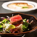 サシの入った霜降り黒毛和牛サーロインステーキ。自家製のおろしポン酢でお召し上がりください。