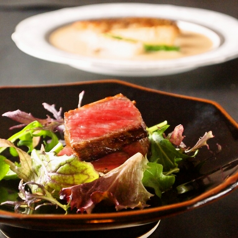 松茸尽くしコースに伊勢海老の姿造りを盛り込んだ贅を尽くした至福のコースとなっております。