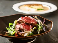 秋の味覚で一番人気の食材と言えば、なんと言っても［松茸］国産の松茸でご用意させていただきます。