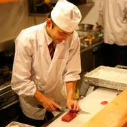 目で楽しむ、そして味、食感、とそれぞれの調和で味わっていただくことが大切だと考えています。目配りを心がけ、お客様が望まれていることを感じ取り、期待以上のひとときを過ごしていただくことを目指しています。