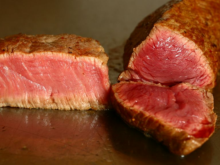 銘柄牛を独自の熟成庫でエイジングし、やわらかく凝縮した旨みに