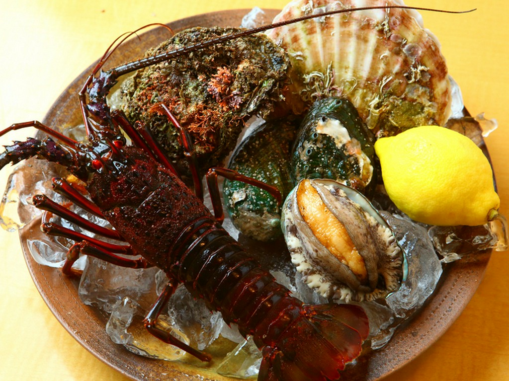 鮑、伊勢エビなどの高級魚介も、その時期の最上の国産食材が揃う
