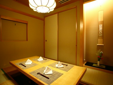 接待やご会食、結納などに向く2〜6名様用の完全個室もご用意