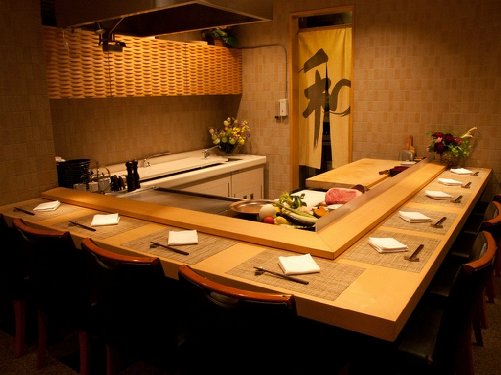 調理のすべてをカウンターで披露。楽しい臨場感もごちそうの一つ