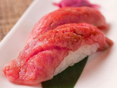 銘柄熟成肉をネタにした『本日のエイジングビーフ炙り寿司』