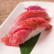 銘柄熟成肉をネタにした『本日のエイジングビーフ炙り寿司』
