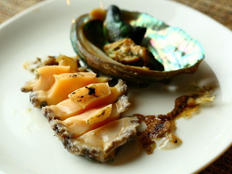 素材そのものの味を堪能できる『活け 蝦夷鮑踊り焼き』