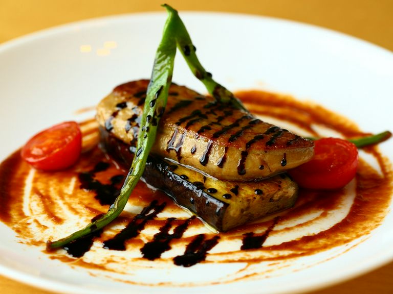 シェフが厳選した濃厚で重層的な旨みが広がる『フォアグラソテー』