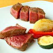 メイン料理は、同じ銘柄の和牛で熟成日数が違う2種を味比べできるステーキ。たとえば、25日熟成と40日熟成の肉が一皿にのり、エイジングビーフの旨みと醍醐味を2倍楽しめます。産地直送の季節の焼野菜も美味。