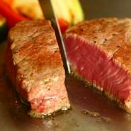 牛フィレ肉の中央部シャトーブリアンは、最髙においしい牛肉。【銀座 和縁】では銘柄牛のその部位を、熟成30日などのエイジングビーフとしてご提供。濃縮感にすぐれる味わいは、鮮烈かつ究極の旨みです。