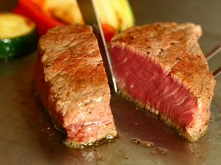 牛肉の最高の部位シャトーブリアンの熟成肉は、まさに至高の贅沢