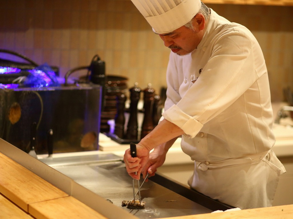 気構えることなく食事を楽しめる接客や会話でおもてなし