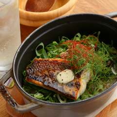 上品な魚介の出汁が食欲をそそる『鯛ときのこの生米から炊きこみ飯』