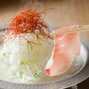 厳選された三崎マグロと黒毛和牛のしゃぶしゃぶ。
たっぷりのネギにとろろをかけて召し上がって頂く雪見仕立てとなっています