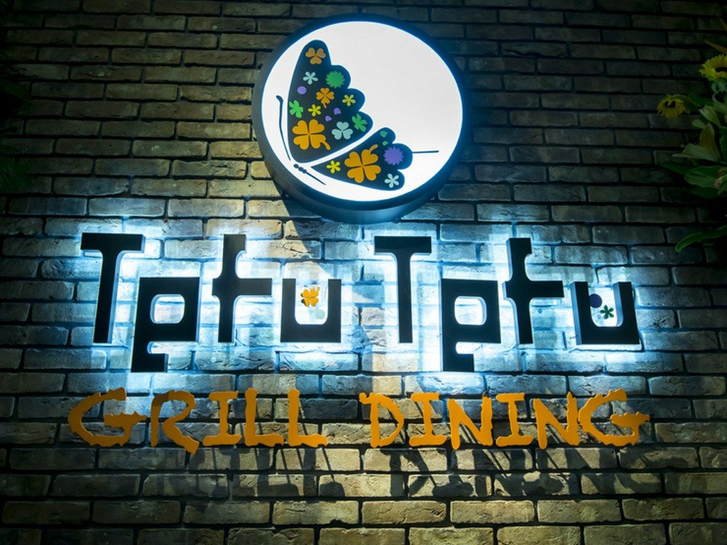 “蝶々”を意味する店名が光に浮かぶオシャレなこの壁が目印