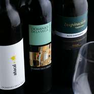 鰻にもぴったり合うワインは、スペインまで買い付けに行っているので、リーズナブルな価格で楽しむことができます。ボトルワインはスペイン産、グラスワインはカリフォルニア産です。