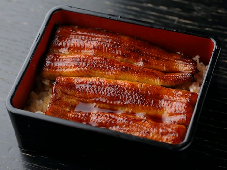 やわらかい鰻に秘伝のタレが絡み合う『うな重』