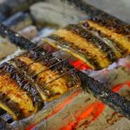 天然の鰻の味わいにかなり近い「国産高級養殖鰻」。口の中に入れるとさっと溶けるような口当たりが特徴で、旨みもたっぷり。