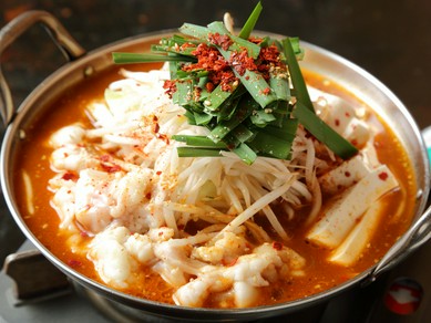 鮮度抜群の生牛ホルモンを豚骨ベースのスープで煮込む『もつ鍋』　1人前