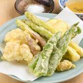 旬の魚介や新鮮野菜をカラッと揚げる『季節の天ぷら盛合せ』