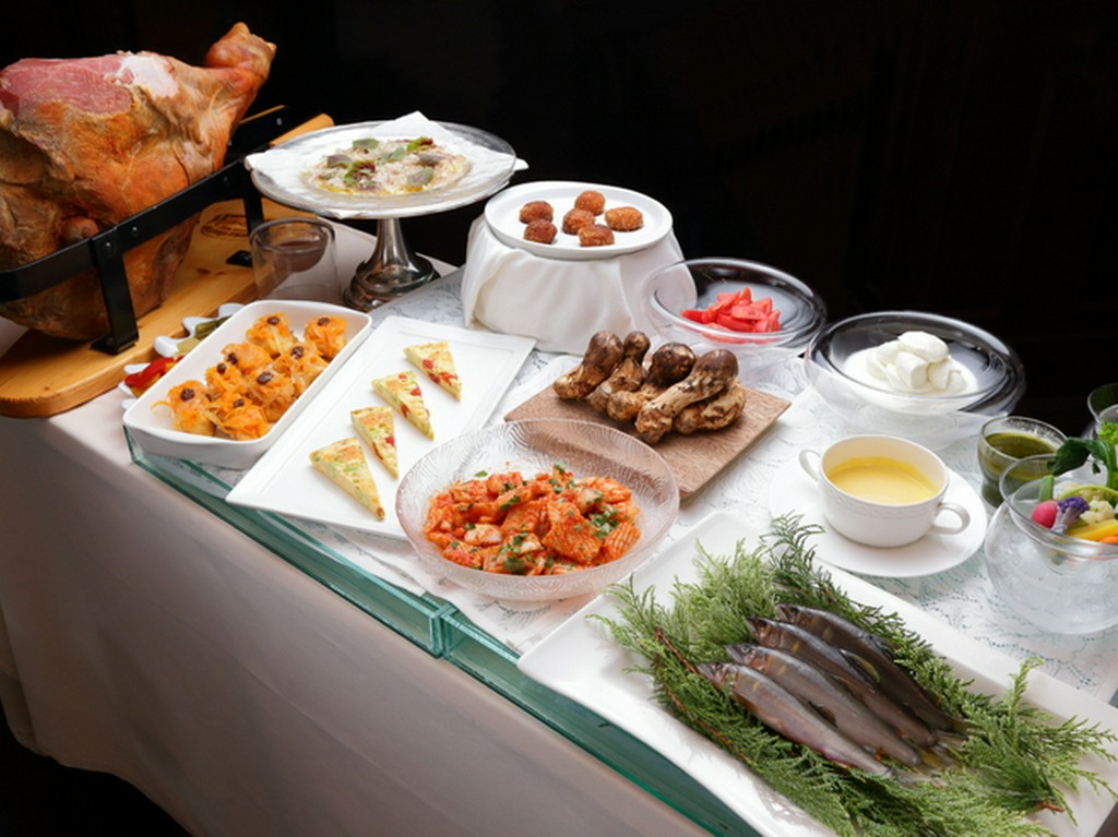 ワゴンに並ぶさまざまな食材を、自分だけの組み合わせで