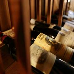 ワインセラーに眠る400種類ものブルゴーニュ産・ボルドー産のワイン