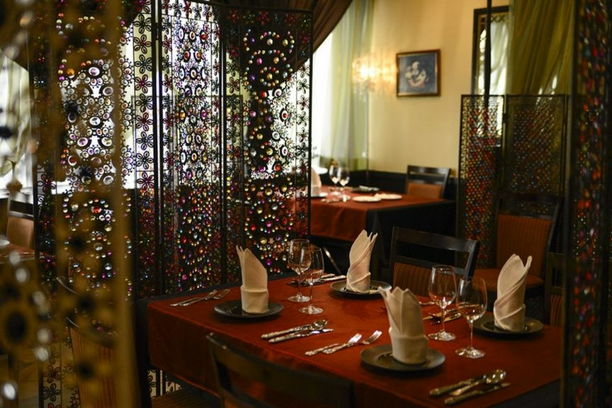 女性らしく華やかで美しい晩餐会