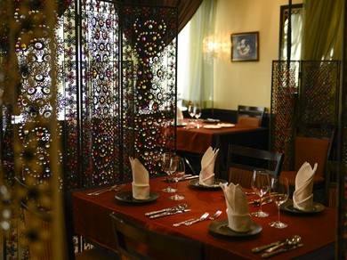 女性らしく華やかで美しい晩餐会