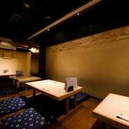 ビジネス街に佇む【博多海鮮道楽 ふじや】。近隣で働く人々や観光客でいつも賑わっています。座敷席で名物の刺盛やもつ鍋を囲んで、仲間といっしょに楽しい時間を過ごせます。