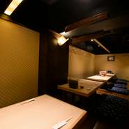 九州だけでなく、日本全国から取り寄せた地酒、毎日市場で調達する魚介類、串物、もつ鍋を食べながら、お一人様でもグループでも落ち着いて会話を楽しめます。大切な一時を過ごしてください。