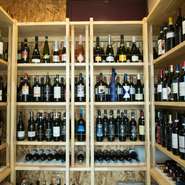 イタリアワインを専門に扱っており、デザートワインやグラッパも含めた100種類以上を常時ストックしています。全てテイスティングの上で厳選しており、ウォークインワインセラーでは実際に選ぶこともできます。