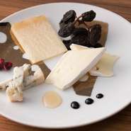 イタリア産のチーズをフレッシュな状態でお楽しみいただけます。単品　640円　3種盛合せ　1290円