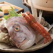 毎朝、店主自らが長浜の市場へ仕入れに出かけ目利きして選んだ食材が並ぶ。旬の新鮮な良い魚でにぎる寿司は絶品。