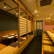 カウンターだけでなく掘りごたつ式の小上がりもあり、子連れでも気軽に入れる。未就学児連れファミリーなどでランチがにぎわうことも。
居心地よく気軽に入れるので子連れ常連客の方も多い。