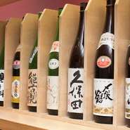寿司に合う辛口が好きなお客様も多いので、辛口をふやしつつ、地元のお酒や有名どころなど豊富なラインナップの日本酒を揃えている。価格帯も、リーズナブルに楽しめるように設定している。焼酎も豊富。