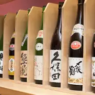 寿司に合う辛口が好きなお客様も多いので、辛口をふやしつつ、地元のお酒や有名どころなど豊富なラインナップの日本酒を揃えている。価格帯も、リーズナブルに楽しめるように設定している。焼酎も豊富。
