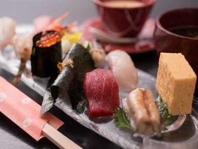 半個室や貸切利用など、各種宴会にも最適。出前注文も可能！