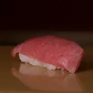 寿司は、まぐろが命！と考えています。毎朝の仕入れでも一番神経を注ぐのがまぐろの仕入れ。産地に固執せず、その時々のベストなものを地域を跨いで探し出してお出ししています。	